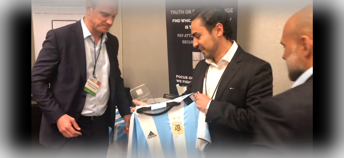 Christian A. Biniat recibiendo un reconocimiento en el stand de BPCM durante la IACC Barcelona 2017.