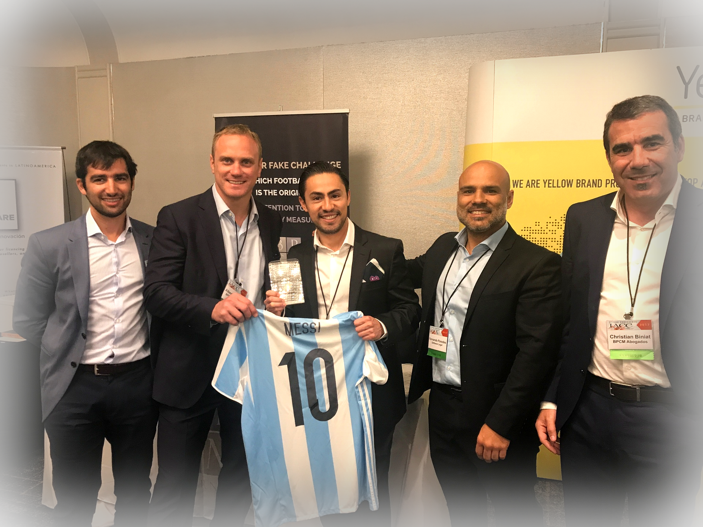 Equipo de BPCM Abogados junto a colegas y autoridades durante la IACC en Barcelona, 19 de mayo de 2017.